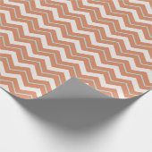 Lebendiges orange-weißes Chevron-Design Geschenkpapier (Ecke)