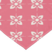 Lebendiges rosa Blumenmuster mit geometrischen Blu Tischdecke (Schrägansicht)