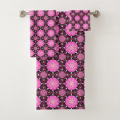 Lebendiges rosa und violettes geometrisches Muster Badhandtuch Set (Insitu)