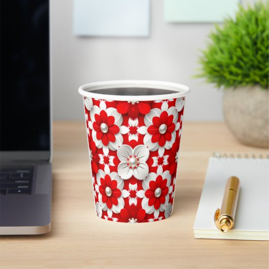 Lebendiges Rot-Weiß-Blumenmuster mit Perle Pappbecher (InSitu)