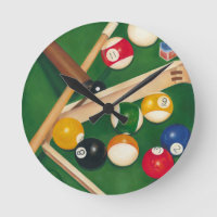 Lebensechte Billard-Tabelle mit Bällen und Kreide