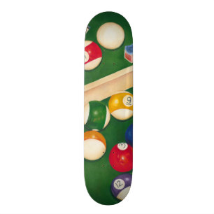 Lebensechte Billard-Tabelle mit Bällen und Kreide Skateboard