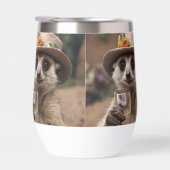 "Lebensfreude: Gran Meerkat genießt Glas Wein (Rechts)