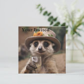 "Lebensfreude: Gran Meerkat genießt Glas Wein Einladung (Stehend Vorderseite)