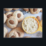 Lebensmittelfotografie Almond Nancy Macaron Cookie Postkarte<br><div class="desc">Auf der Postcard finden Sie ein originelles Fotomogramm von Rebecca Frey,  einem Lebensmittelfotografen,  Stylist und klassisch ausgebildeten Konditoreien-Koch. In diesem Shop finden Sie auch viele weitere Fotoarbeiten,  darunter Nahrung,  Natur,  urbane Landschaften und vieles mehr.</div>