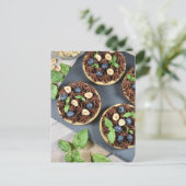 Lebensmittelfotografie Blueberry Chocolate Tartlet Postkarte (Stehend Vorderseite)