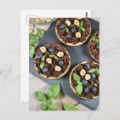 Lebensmittelfotografie Blueberry Chocolate Tartlet Postkarte (Vorne/Hinten)