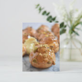 Lebensmittelfotografie Caramel Nut Cream Puff Chou Postkarte (Stehend Vorderseite)