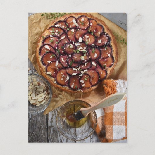 Lebensmittelfotografie Frangipane Plum Honey Tart Postkarte (Vorderseite)