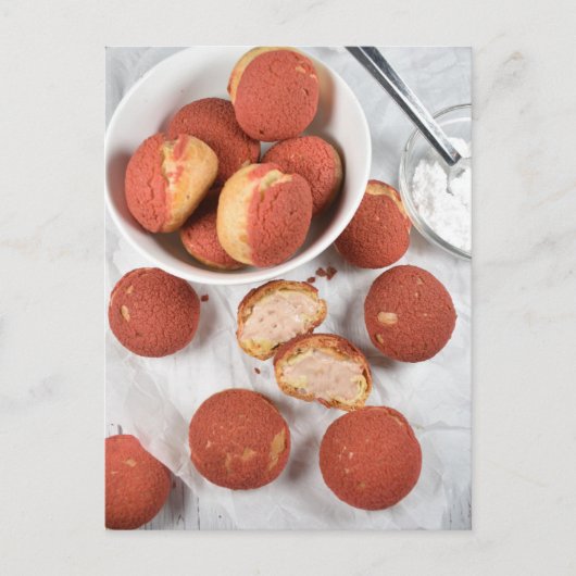 Lebensmittelfotografie Strawberry Craquelin Choux Postkarte (Vorderseite)
