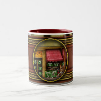 Lebensmittelgeschäft - Der Lebensmittelhändler in Zweifarbige Tasse