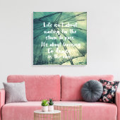 Lebensunterhalt beim Tanzen im Regenangebot Leinwanddruck (Insitu (Wohnzimmer))