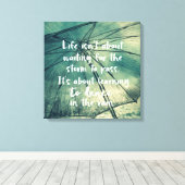 Lebensunterhalt beim Tanzen im Regenangebot Leinwanddruck (Insitu (Holzboden))