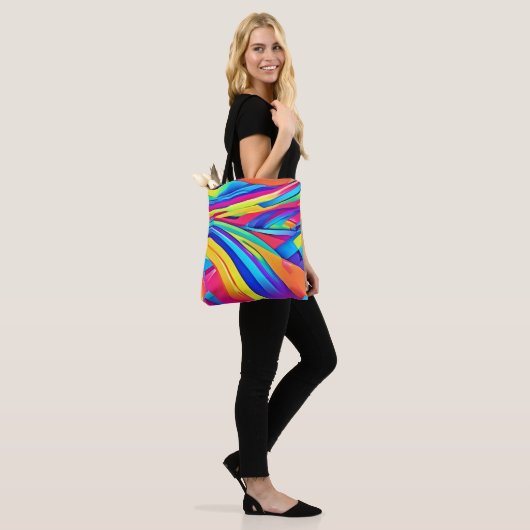 Lebhafte Abstrakte Farbbandkunst Tasche (Am Model)