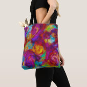 Lebhafte abstrakte Tasche mit Blumen (Von Nahem)