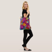 Lebhafte abstrakte Tasche mit Blumen (Am Model)