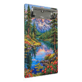 Lebhafte Berglandschaft mit Reflektion Mini Klemmbrett (Schrägansicht)
