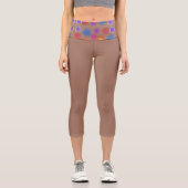 Lebhafte Blume auf Mocha-Mousse Capri Leggings (Vorderseite)