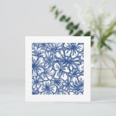 Lebhafte Blume in Blauer und Weißer Mini Kunst (Stehend Vorderseite)