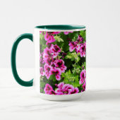 "Lebhafte Blüten: heiß rosa Geranien auf den Lush  Tasse (Links)