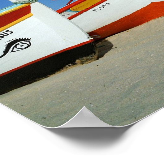 Lebhafte Fischerboote am Strand der Algarve Poster (Ecke)