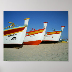 Lebhafte Fischerboote am Strand der Algarve Poster