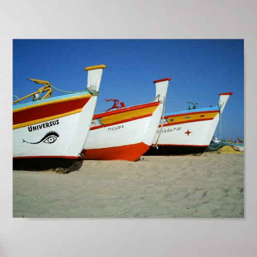 Lebhafte Fischerboote am Strand der Algarve Poster (Vorne)