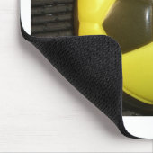 Lebhafte Gelb- und Schwarzfußballkunst Mousepad (Ecke)