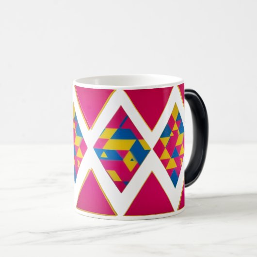 Lebhafte geometrische Dreiecke im Retro - Morphing Verwandlungstasse (VorderseiteRechts)