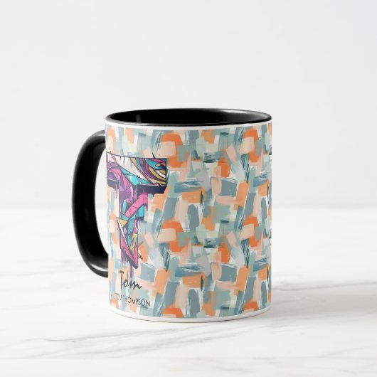 Lebhafte geometrische Monogramm-Tasse - T für Tom Tasse (Vorderseite Links)