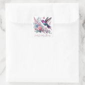 Lebhafte Hummingbird und rosa Blütendusche Quadratischer Aufkleber (Tasche)