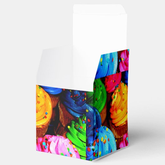 Lebhafte Kuchen Geschenkschachtel (Geöffnet)