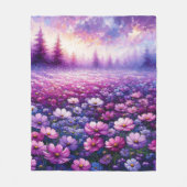 Lebhafte Landschaft mit Lila Wildblume Fleecedecke (Vorderseite)
