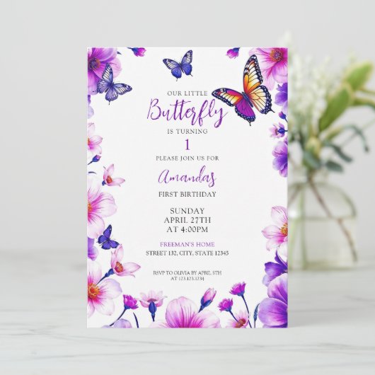 Lebhafte Lila Blumenschmetterlinge 1. Geburtstag Einladung (Stehend Vorderseite)