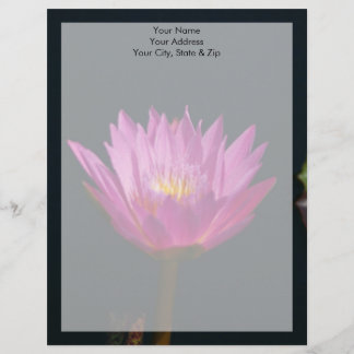 Lebhafte Lila Lotus-Wasserlilie-Blume Briefbogen