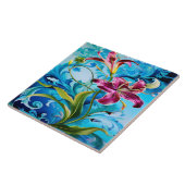 Lebhafte Lügen blühen gegen blaue Wirbel Fliese (Seite)