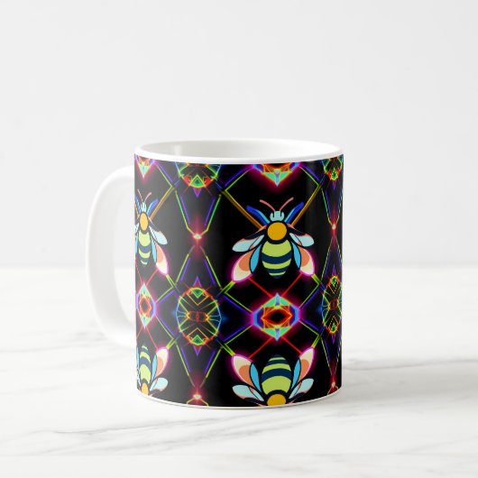 Lebhafte Neon Honeybee mit Abstraktem Hexagonal Kaffeetasse (Vorderseite Links)