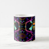 Lebhafte Neon Honeybee mit Abstraktem Hexagonal Kaffeetasse (Mittel)