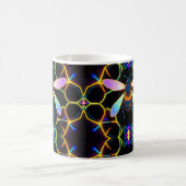 Lebhafte Neon Honeybee mit Abstraktem Hexagonal Kaffeetasse (Mittel)