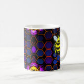 Lebhafte Neon Honeybee mit Abstraktem Hexagonal Kaffeetasse (VorderseiteRechts)
