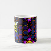 Lebhafte Neon Honeybee mit Abstraktem Hexagonal Kaffeetasse (Mittel)