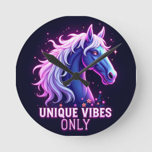 Lebhafte Neon Horse Illustration mit einzigartigem Runde Wanduhr