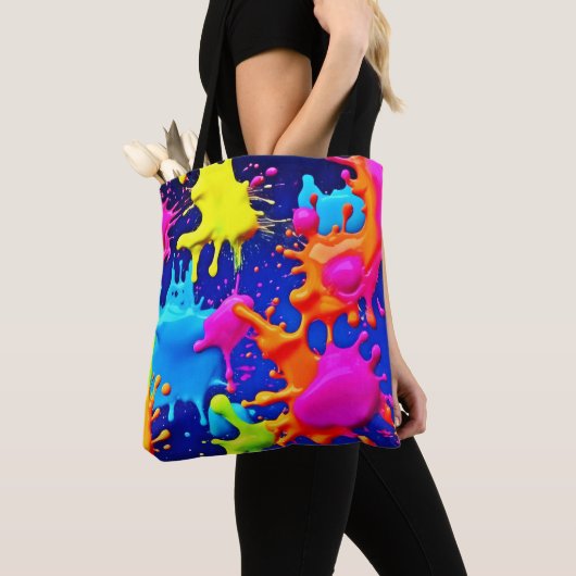 Lebhafte Neon-Splashes auf dunkler Leinwand Tasche (Von Nahem)