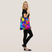 Lebhafte Neon-Splashes auf dunkler Leinwand Tasche (Am Model)