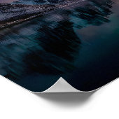 Lebhafte Nordlichter über reflektierendes Norwegis Poster (Ecke)