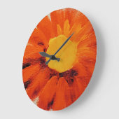 Lebhafte Orangenblume Große Wanduhr (Winkel)