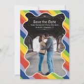 Lebhafte Rainbow Squiggle Frame Modern Wedding Save The Date (Vorderseite)