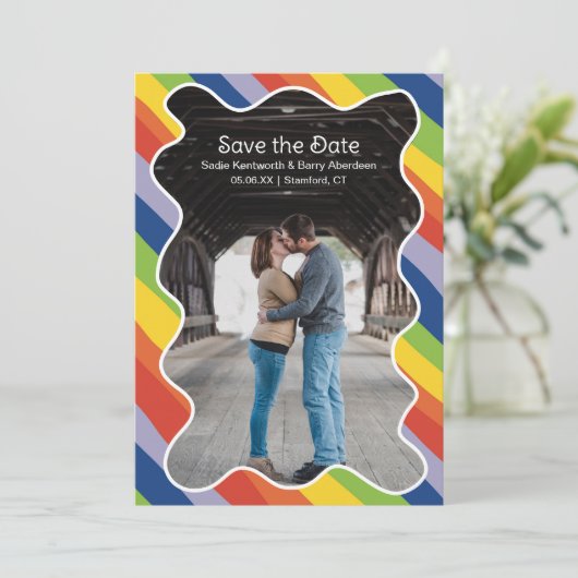 Lebhafte Rainbow Squiggle Frame Modern Wedding Save The Date (Stehend Vorderseite)