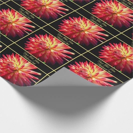 Lebhafte Red Dahlia Blume Personalisiert Geschenkpapier (Ecke)