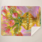 Lebhafte rosa Tulips in der goldenen Vase Sherpadecke (Vorderseite (Horizontal))